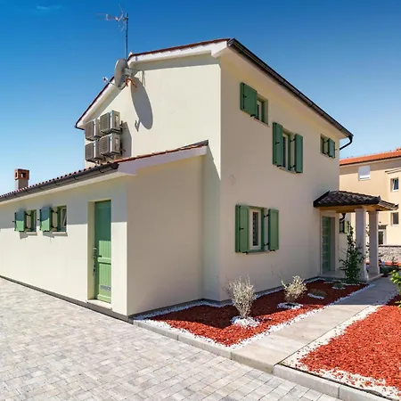 3 Bedroom Lovely In Holiday home