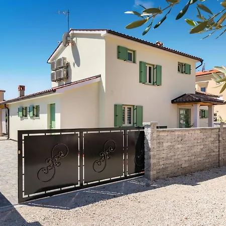 3 Bedroom Lovely In Holiday home *