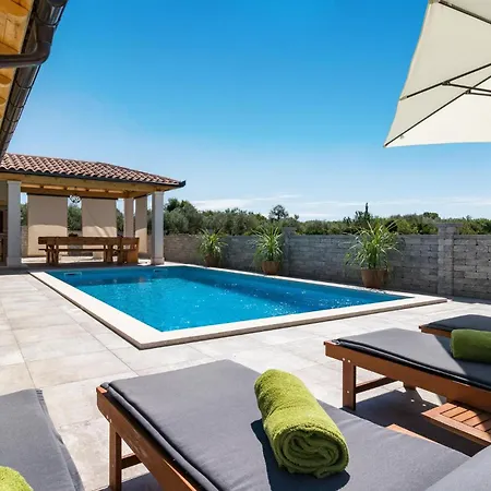 3 Bedroom Lovely In Holiday home Peroj